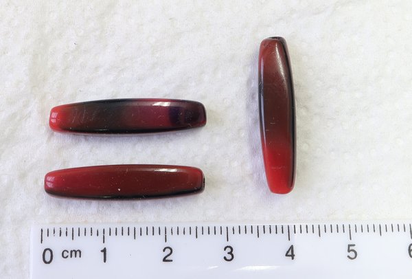 50 Glasperlen ("Stäbchen"), Farbe rot-schwarz