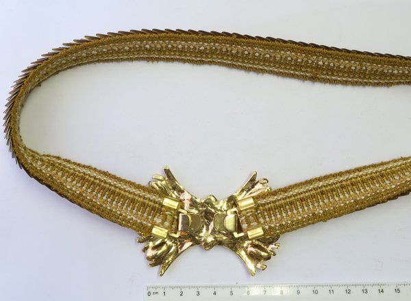 Schuppen-Gürtel mit vergoldeter Schließe (Motiv "Schlaufe")